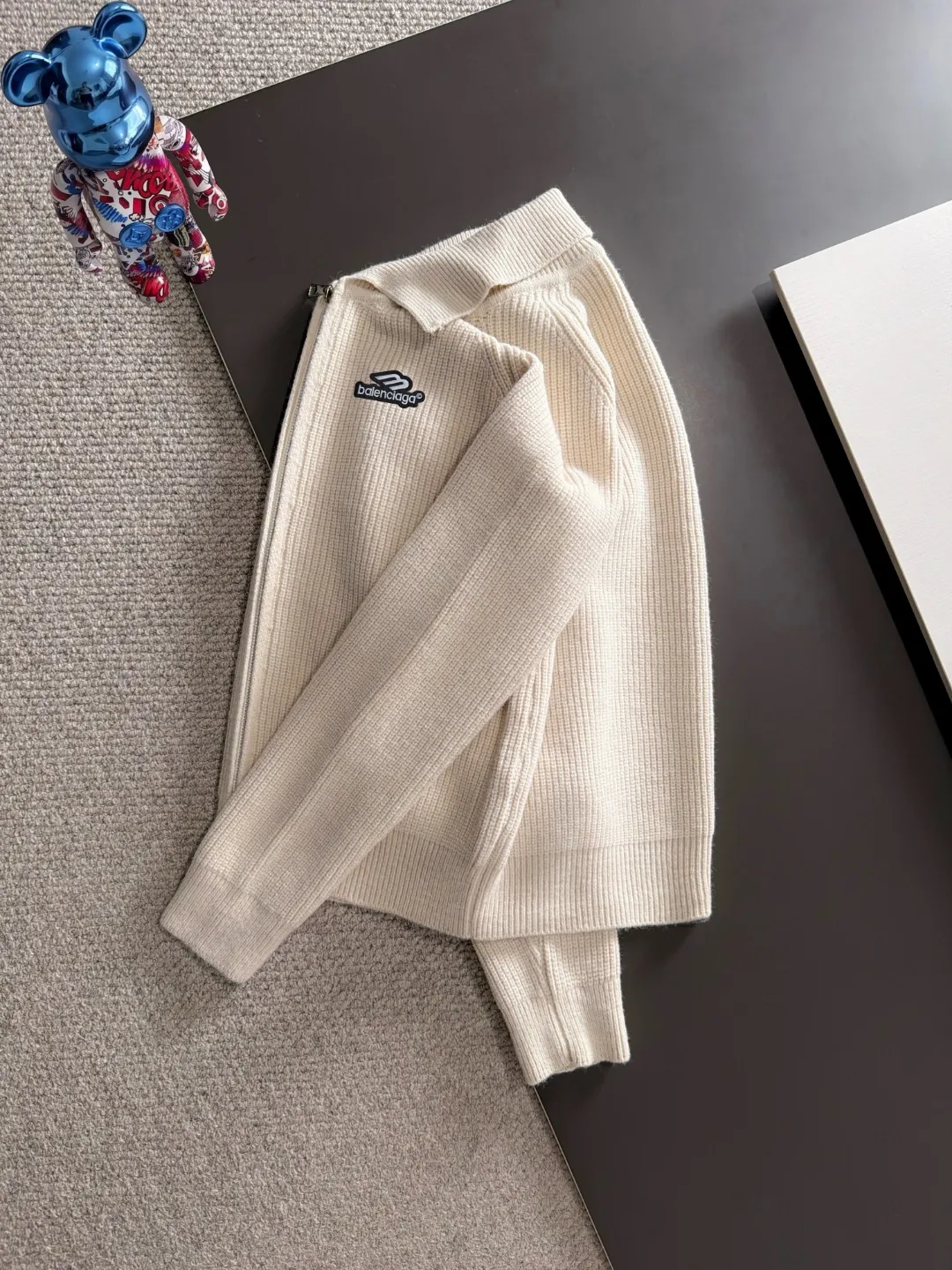 Next day shipment P225 Balenciaga 2026 Autumn and Winter latest sweater from official website, now on sale at counters simultaneously Hot Sale! Specially made of wool blended fabric. It feels comfortable and can be directly in contact with the skin. The logo badge is exquisitely embroidered, which is extremely eye-catching! The details highlight the fashionable charm of big brands. Exquisite workmanship. Three-dimensional cutting style. The wearing effect is invincible and handsome! All three standards are complete! Sizes:M-3XL